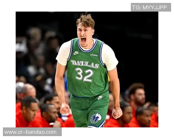 字母哥首投即成经典瞬间暴扣福德与弗拉格震撼全场 字母哥首投即成经典瞬间暴扣福德与弗拉格震撼全场