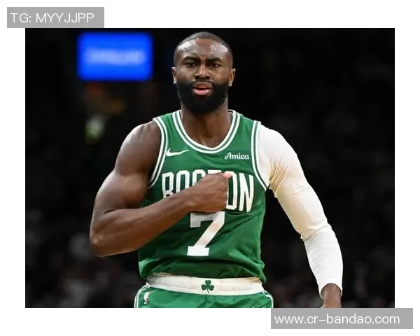 杰伦布朗轻松发挥仅用25分钟便斩获19分6篮板6助攻的精彩表现