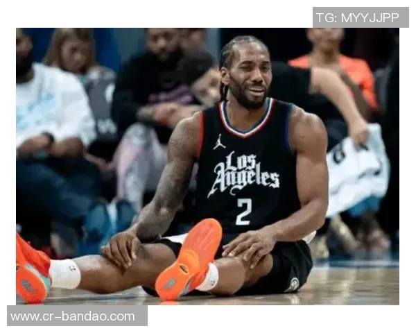 伦纳德因左膝不适提前结束客场之旅回洛杉矶接受治疗 伦纳德因左膝不适提前结束客场之旅回洛杉矶接受治疗