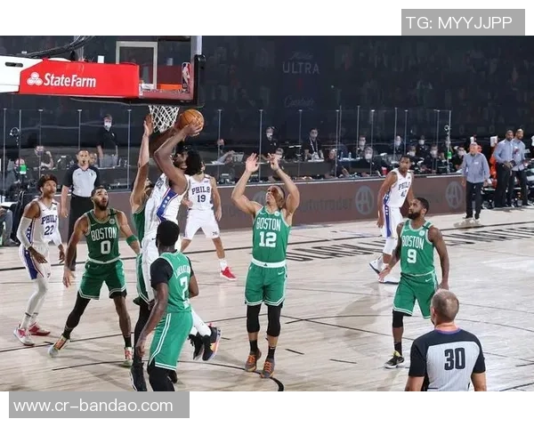 布朗谈场下观赛感受与獭兔默契配合的全新体验